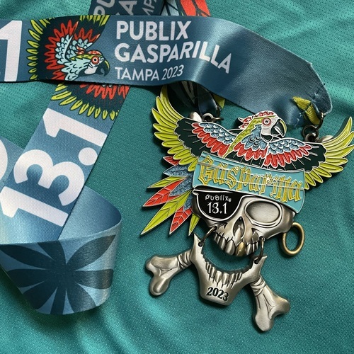 A medal with a skull and crossbones on it.